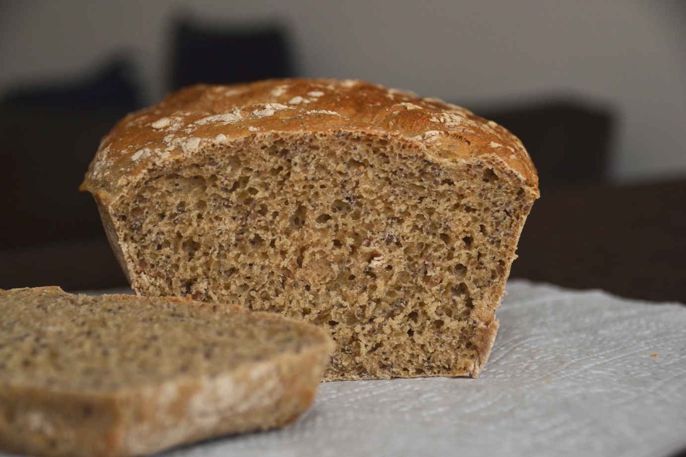 Цельнозерновой хлеб на воде. Цельнозерновой хлеб Буханка. Бездрожжевой зерновой хлеб в духовке. Хлеб из хлебопечки фото. Бездрожжевой хлеб фото.